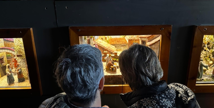 Dues persones contemplant un dels diorames exposats 