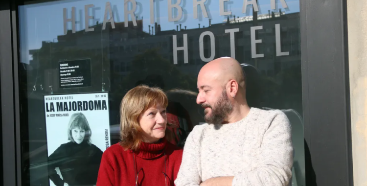 Rosa Renom i l'autor de 'La majordoma', Josep Maria Miró, a la sala Heartbreak Hotel | ACN (Guillem Roset)
