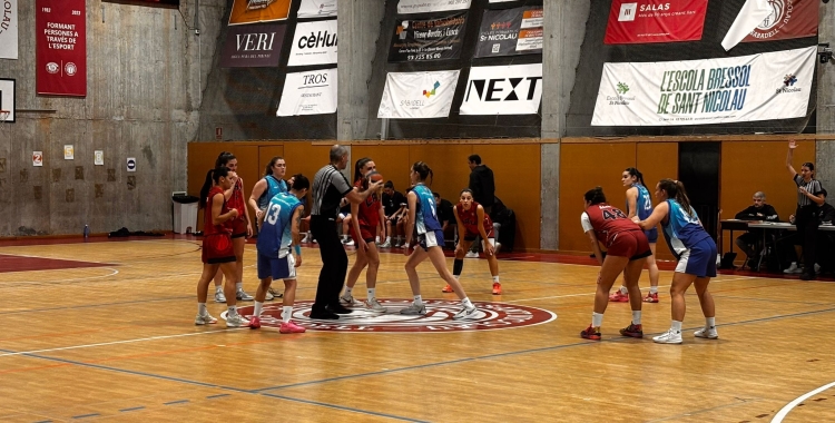 Inici del partit entre el Sant Nicolau i el Club Natació Sabadell