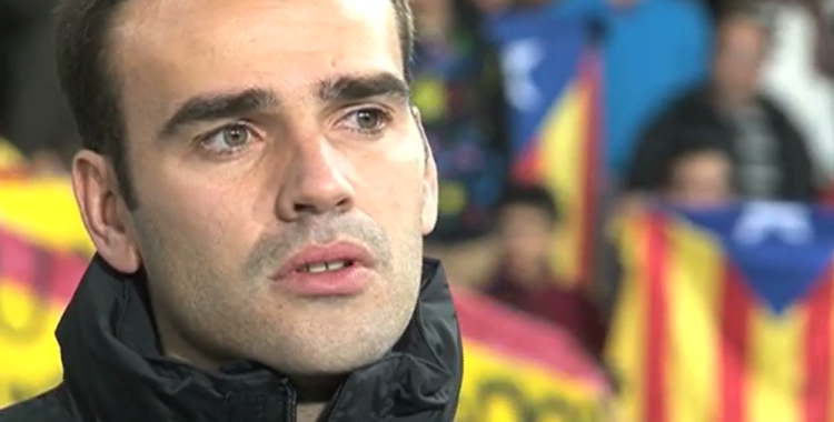 Puigdollers escoltant l'himne a la banqueta del Lluís Companys | Dorsal10