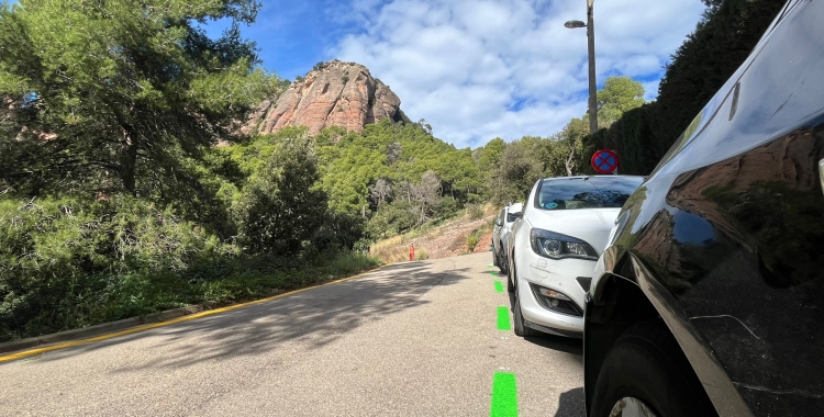 Les places d'aparcament ja pintades als accessos de La Mola