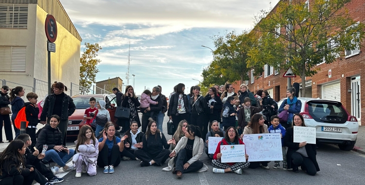 Les persones concentrades davant l'escola Pau Casals
