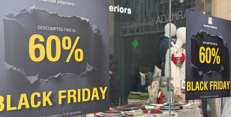 Els cartells de descomptes són visibles als carrers de Sabadell | Mireia Sans