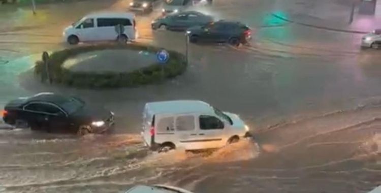 Acumulació d'aigua a la plaça Catalunya 