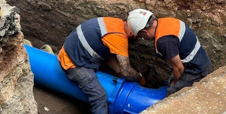Treballadors d'Aigües de Sabadell en la substitució d'una canonada | Arxiu