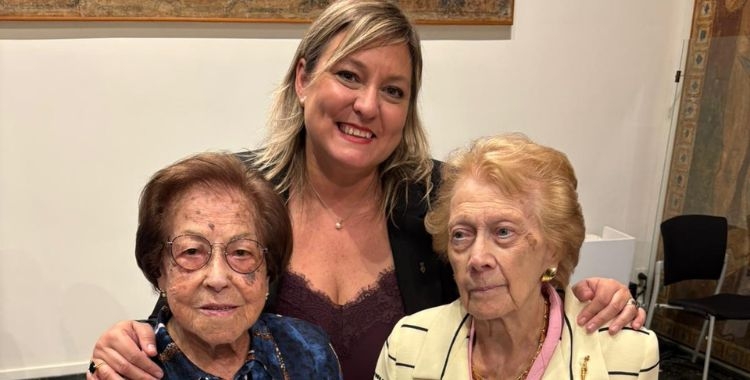 La regidora Laura Reyes amb María Martínez i Pepita Bullo | Cedida