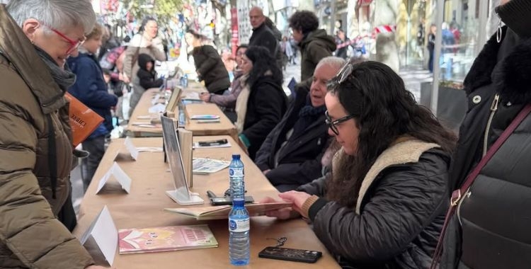 Signatura de llibres d'autors locals | Cedida