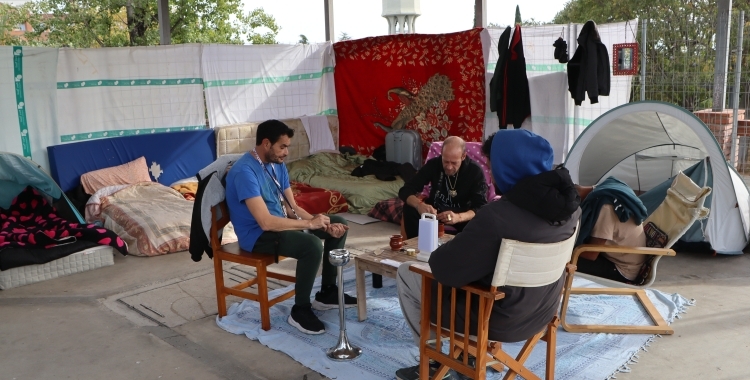 Els ocupants de la glorieta del Taulí aquest cap de setmana | Júlia Ramon
