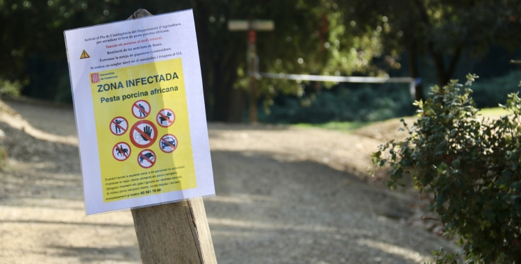 Cartell a la zona infectada a Cerdanyola | Albert Segura (ACN)