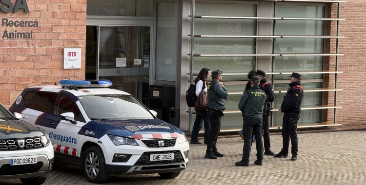 Agents dels Mossos d'Esquadra i la Guàrdia Civil a la seu de l'IRTA-CReSa