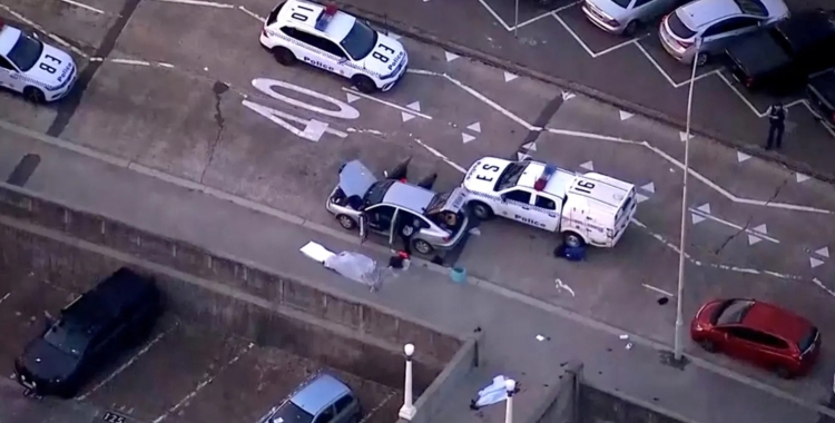 Personal d'emergència atenent els ferits del tiroteig de Bondi Beach