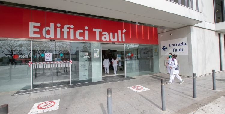 Dues professionals amb mascareta a la porta del Taulí