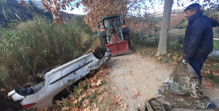 Retirada del vehicle bolcat al riu Ripoll | Cedida (ACA)