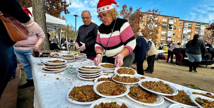 El moment de repartir les 'migas' | Helena Molist (RàdioSabadell)