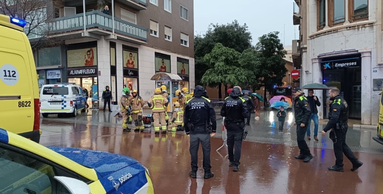 Els cossos d'emergències treballant per la caiguda d'un fanal | Cedida