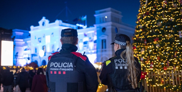 Un agent dels Mossos i un de la Policia Municipal al passeig de la plaça Major