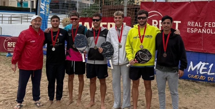 El podi de la categoría de dobles masculí, amb Filella al mig |RFET