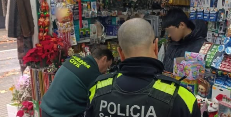 Dos agents de la Guàrdia Civil i la Policia Municipal en una de les inspeccions