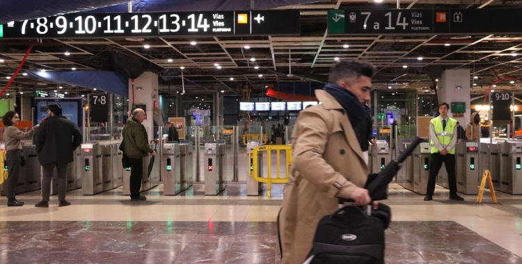 Un usuari camina per l'estació de Sants