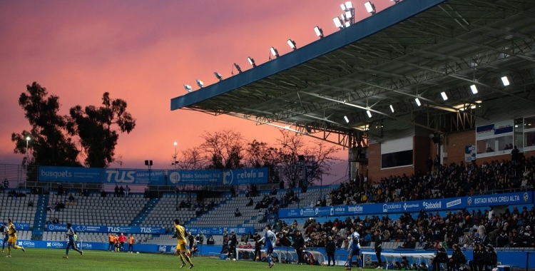 Posta de sol a la Nova Creu Alta rere la tribuna, la grada més plena dissabte | Roger Benet