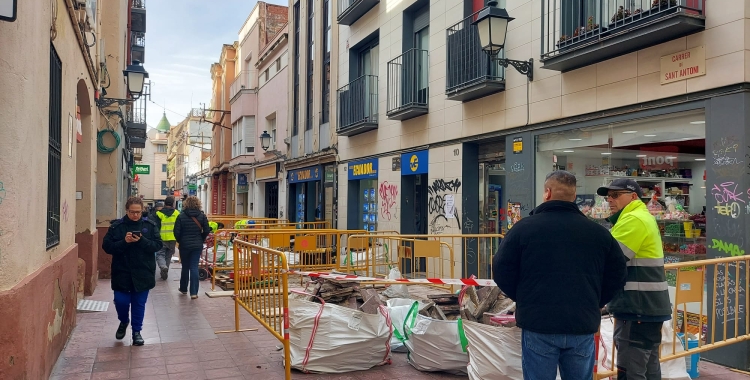 Obres per renovar el paviment del carrer Sant Antoni