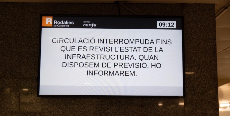 Pantalla de Rodalies anunciant la suspensió del servei | Roger Benet