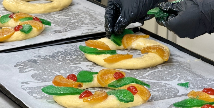 Preparació d'un tortell de Reis de fruites | Albert Segura (ACN)