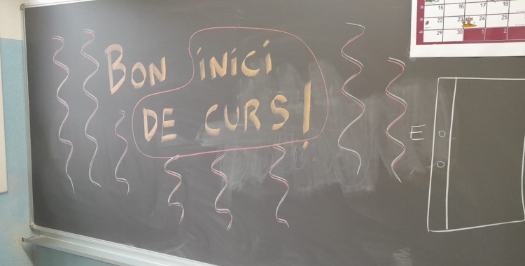 Una pissarra on es pot llegir "bon inici de curs"