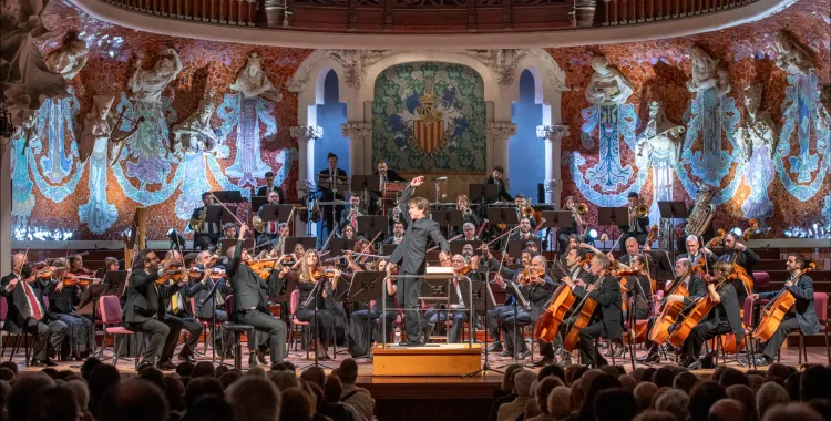 Xavier Puig dirigint la Simfònica al Palau de la Música