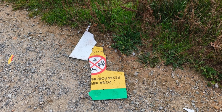 Un cartell de la ppa trencat a terra