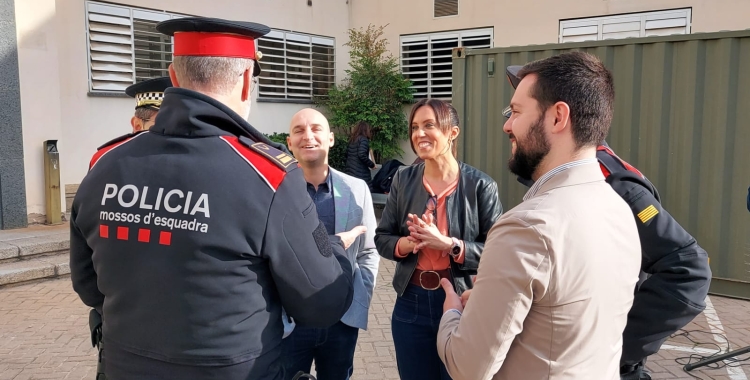 Marta Farrés parlant amb els tinents d'alcaldessa i els comandaments policials