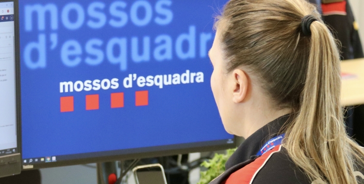 Una agent dels Mossos d'Esquadra a la comissaria de Sabadell