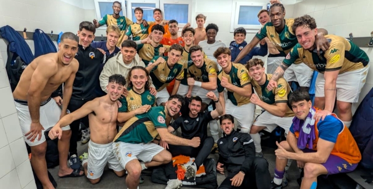 Celebració del filial al vestidor després de batre l'Horta a domicili | FutBaseCES