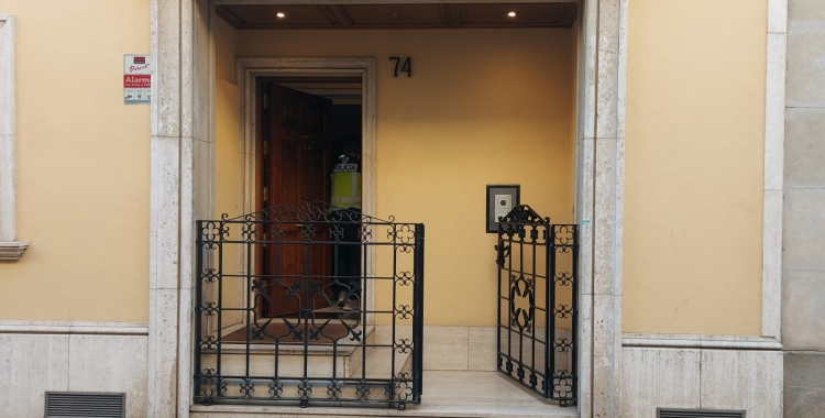 Un agent de policia accedint al domicili