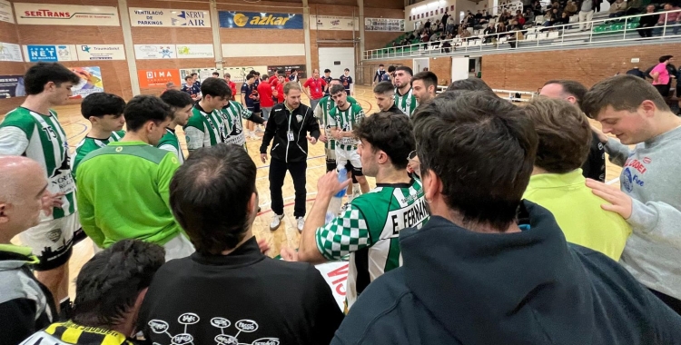 Pere Ayats felicitant els seus jugadors després del partit | Adrián Arroyo