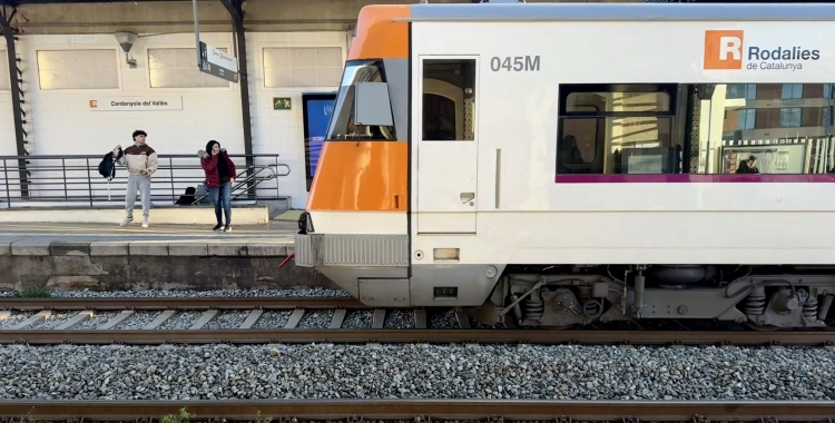 Un tren de Rodalies arribant a l'estació de Cerdanyola | Albert Segura (ACN)