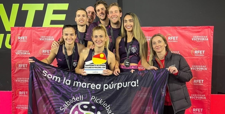 Jordi Vives i Almu Lázaro amb els sis integrants de l'equip campió d'Espanya | SPC