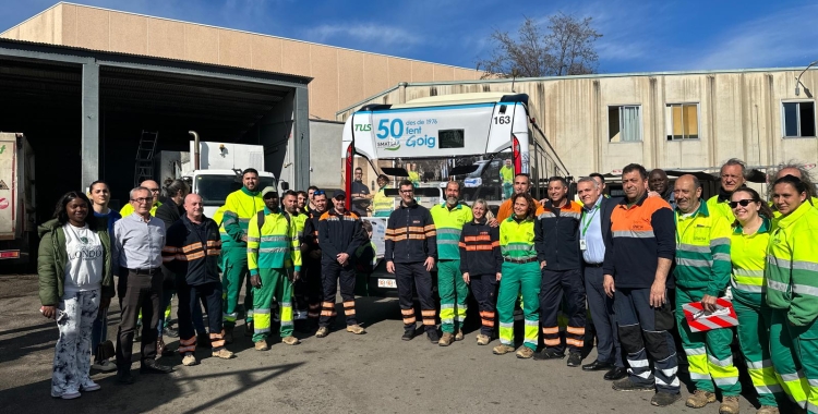 Eugenio Díaz i els treballadors d'SMATSA amb l'autobús
