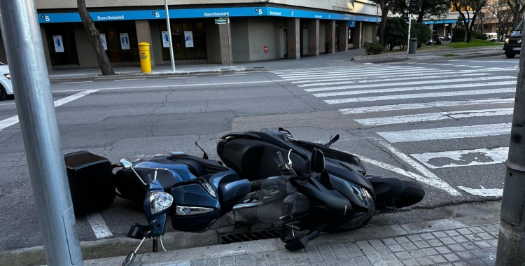 La ventada ha tombat diverses motocicletes a Sabadell | Roger Benet (RàdioSabadell)