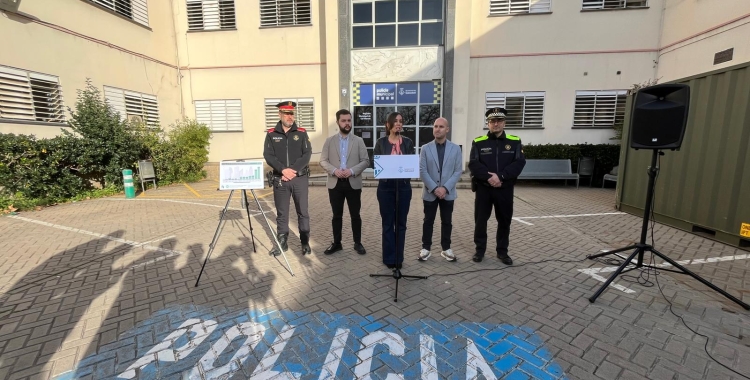 L'alcaldessa Marta Farrés acompanyada dels tinents d'alcaldessa Eloi Cortés i Adrián Hernández i els comandaments policials