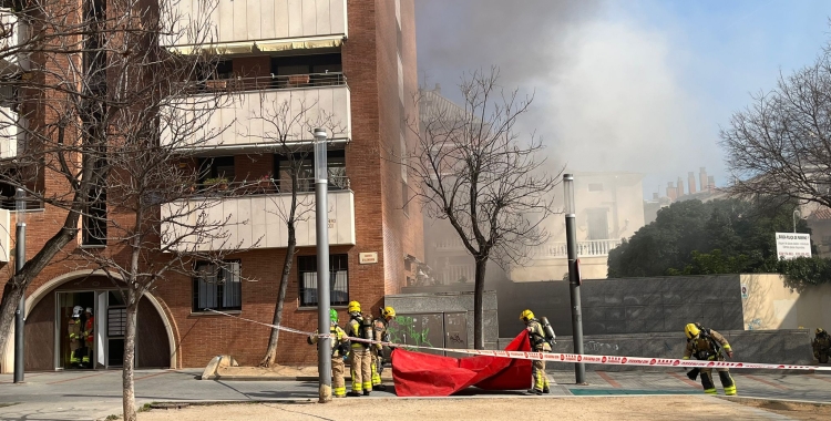 Els Bombers treballant en l'exiinció de l'incendi | Roger Benet (RàdioSabadell)