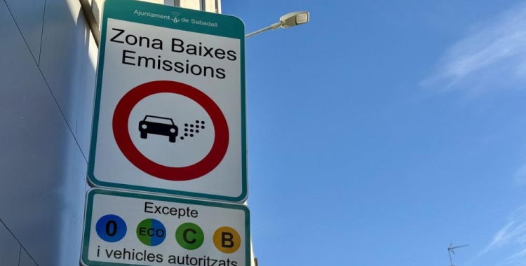 Un cartell informatiu que restringeix el pas de vehicles contaminants a la ZBE | ACN