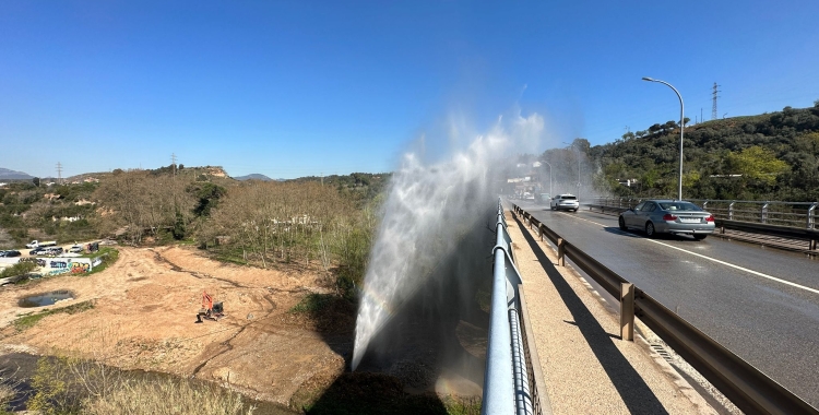 Espectacular fuita d'aigua al pont de la Salut