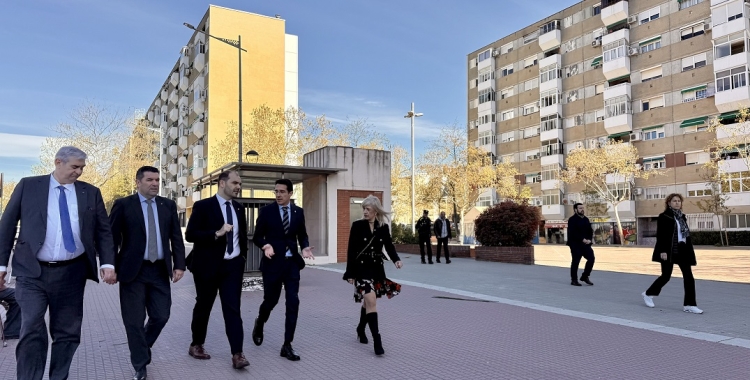 El conseller Dalmau i l'alcalde Josep Martínez Valencia passejant pel centre de Badia | Albert Segura (ACN)