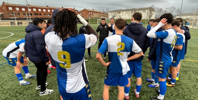 Roldán xerra amb els seus jugadors després del partit | Adrián Arroyo