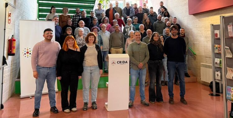 Els sis candidats de la Crida acompanyats dels participants a l'assemblea | Mireia Sans