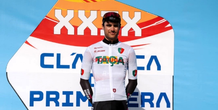 Domínguez lluint el mallot amb la bandera portuguesa | FPC