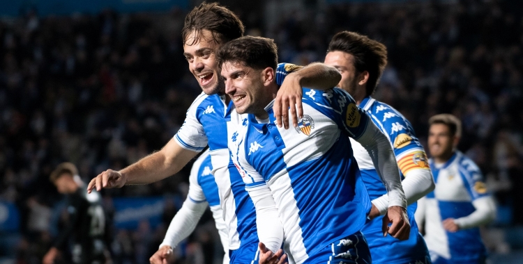 Genar i Escudero celebren un dels set gols de la segona volta a casa | Roger Benet