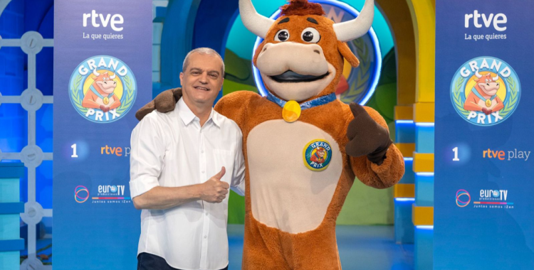 Ramón García, presentador, i la vaca Fernanda, mascota del programa | RTVE