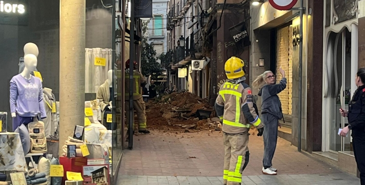 Els Bombers treballant a l'entrada del carrer de la Rosa